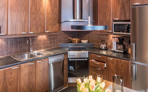 Harjula: Køkken, Køkken Apparat, Countertop, Større Bandage, Træ, Gulvbelægning, Cabinetry, Indretning, Husholdningsapparat, Møbel
