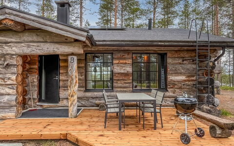 Harjula: Græs, Hus, Sommerhus, Land Lot, Hjem, Estate, Lawn, Sidespor, Stuehus, Veranda