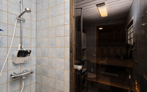 Mustalampi 5 Satakieli: Sanitærarmatur, Gulvbelægning, Etage, Indretning, Badeværelse, Vvs, Loft, Værelse, Tap, Flise