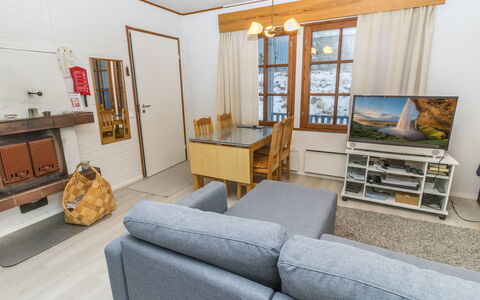 Saariselän Väärtin Kammi 2: Møbel, Gulvbelægning, Etage, Indretning, Træ, Couch, Loft, Lejlighed, Stue, Værelse