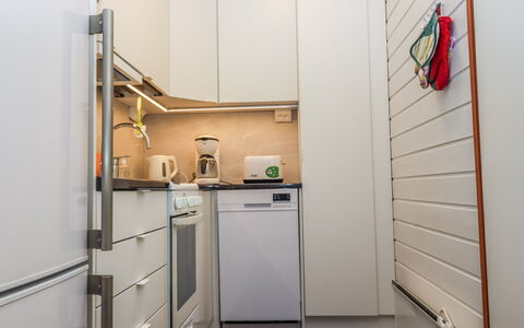 Saariselän Väärtin Kammi 2: Køkken Apparat, Større Bandage, Køkken, Gulvbelægning, Indretning, Træ, Etage, Countertop, Møbel, Husholdningsapparat