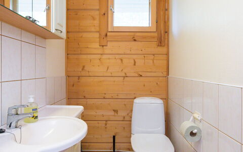 Hot Pool Cottage Iitu: Gulvbelægning, Væg, Toiletbræt, Badeværelsesvask, Sanitærarmatur, Badeværelse, Etage, Træ, Håndvask, Toilet