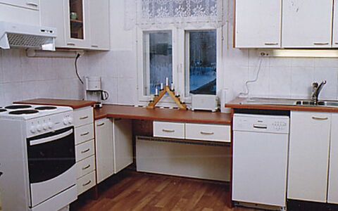 Eteläranta: Køkken, Køkken Apparat, Countertop, Cabinetry, Møbel, Gulvbelægning, Træ, Større Bandage, Indretning, Køkkenvask