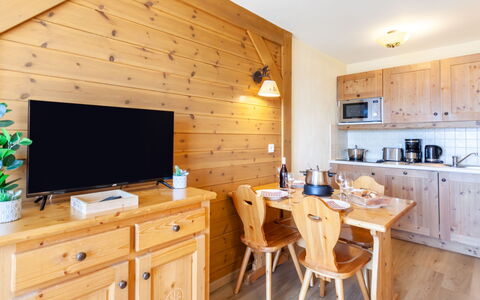 Le Corbier 700: Cabinetry, Countertop, Møbel, Ejendom, Bygning, Bord, Træ, Køkken, Belysning, Indretning