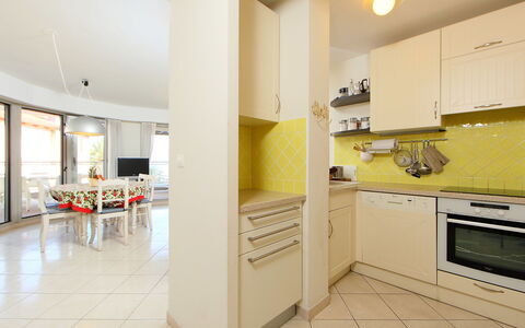 Antibes 185: Møbel, Cabinetry, Ejendom, Countertop, Bygning, Stueplante, Træ, Køkken, Indretning, Arkitektur
