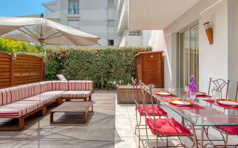 Antibes 185: Møbel, Ejendom, Bord, Plante, Træ, Himmel, Skygge, Udendørs Møbler, Arkitektur, Blomsterkrukke