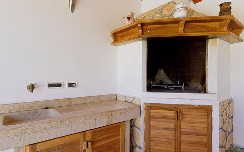 Lucija: Værelse, Ejendom, Møbel, Countertop, Cabinetry, Køkken, Hus, Hårdttræ, Indretning, Bygning