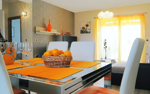 Lucija: Orange, Værelse, Møbel, Indretning, Ejendom, Gul, Stue, Loft, Bord, Spisestue