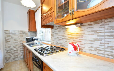 Marija: Cabinetry, Ejendom, Countertop, Gaskomfur, Komfur, Køkken Apparat, Træ, Cooktop, Belysning, Køkken
