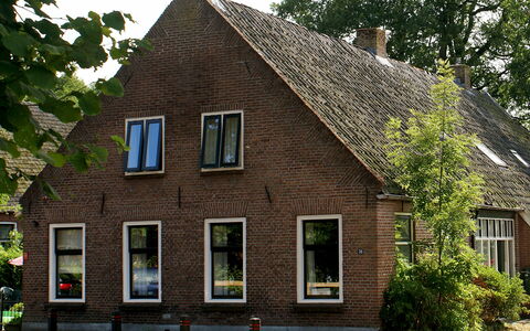 Onder de Eiken: Plante, Vindue, Bygning, Ejendom, Træ, Himmel, Træ, Hus, Sommerhus