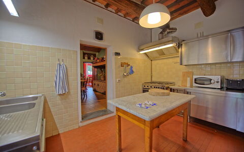 Villa Lorenza: Værelse, Ejendom, Bygning, Møbel, Køkken, Countertop, Indretning, Hus, Etage, Cabinetry