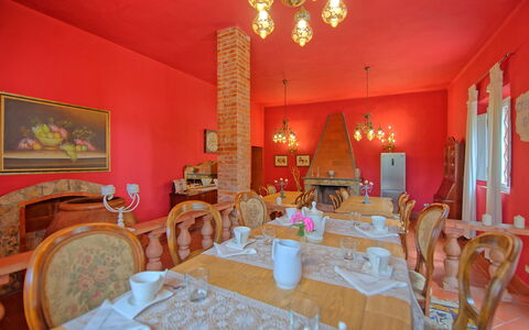 Villa Lorenza: Værelse, Ejendom, Spisestue, Indretning, Møbel, Bygning, Restaurant, Bord, Ejendom, Hus