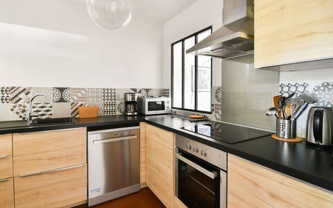 Le Clos Marin: Cabinetry, Countertop, Ejendom, Komfur, Køkken Apparat, Køkken, Træ, Indretning, Belysning, Husholdningsapparat