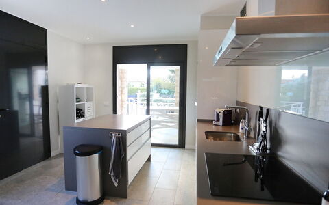 Gunella: Countertop, Værelse, Ejendom, Indretning, Møbel, Bygning, Køkken, Etage, Loft, Hus