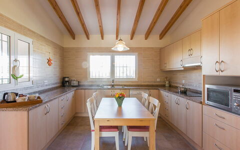 Casa Salvador: Ejendom, Værelse, Countertop, Møbel, Køkken, Bygning, Cabinetry, Indretning, Loft, Hus