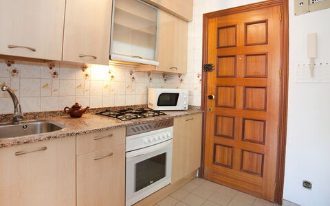 Aguamarina: Cabinetry, Countertop, Bygning, Køkken Apparat, Håndvask, Komfur, Køkken, Træ, Husholdningsapparat, Indretning