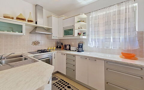 Damjanović: Køkken, Countertop, Køkken Apparat, Cabinetry, Større Bandage, Møbel, Indretning, Gulvbelægning, Træ, Hjem