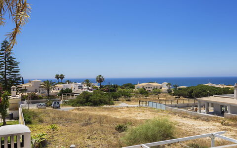 Galé 600M from the Beach: Himmel, Plante, Ejendom, Bygning, Træ, Vegetationen, Land Lot, Vand, Coastal Og Oceaniske Landskabsformer, Biome