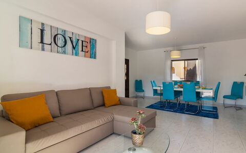 Galé 600M from the Beach: Couch, Ejendom, Møbel, Bord, Produkt, Stue, Studio Couch, Belysning, Arkitektur, Indretning