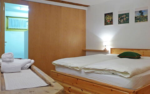 Chesa Frizzoni: Møbel, Ejendom, Komfort, Bygning, Træ, Indretning, Textile, Bed Frame, Seng