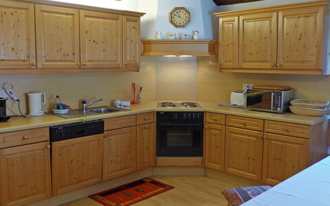 Chesa Frizzoni: Cabinetry, Køkkenvask, Countertop, Ejendom, Håndvask, Møbel, Køkken, Køkken Apparat, Træ, Skuffe