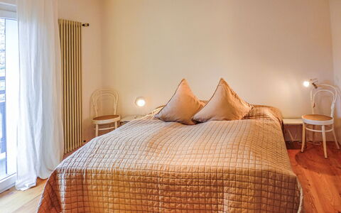Chesa Vuorcha: Møbel, Komfort, Træ, Bygning, Vindue, Indretning, Bed Frame, Gulvbelægning, Etage, Skygge