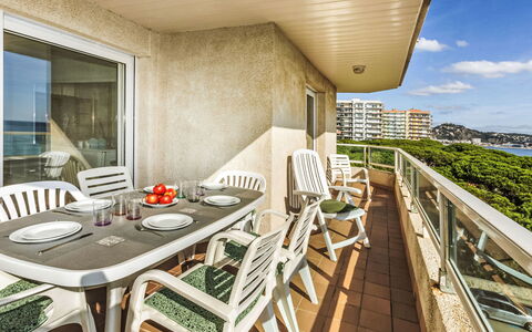 Blanes Beach: Bord, Møbel, Ejendom, Stol, Himmel, Bygning, Træ, Sky, Arkitektur, Skygge