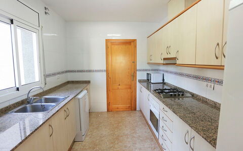 Villa Sant Jordi: Cabinetry, Køkkenvask, Håndvask, Tap, Ejendom, Countertop, Møbel, Bygning, Vindue, Køkken