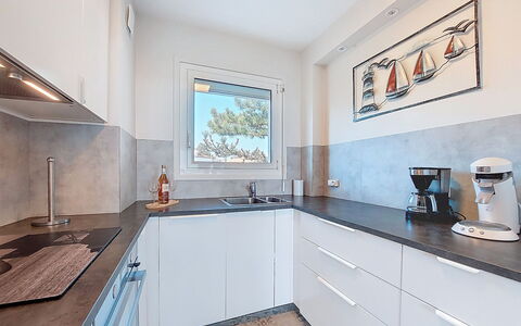 Saint Sordelin: Køkken, Countertop, Gulvbelægning, Indretning, Større Bandage, Køkken Apparat, Cabinetry, Hjem, Etage, Husholdningsapparat