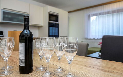 Radenthein 110: Bordservice, Bord, Glasservice, Møbel, Drinkware, Flaske, Vinglas, Barware, Vindue, Vin
