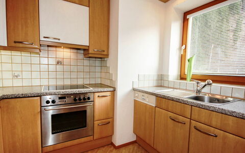 Radenthein 110: Cabinetry, Countertop, Køkkenvask, Ejendom, Håndvask, Tap, Sanitærarmatur, Køkken, Vindue, Indretning
