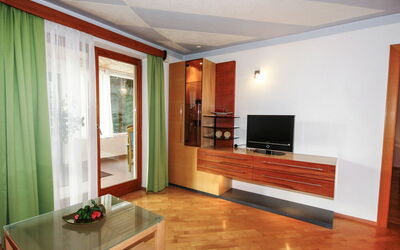 Radenthein 110: Møbel, Television, Bygning, Couch, Cabinetry, Stueplante, Træ, Gulvbelægning, Bord, Komfort