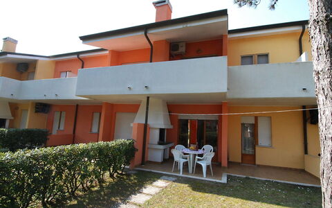 Villaggio Nautilus: Bygning, Ejendom, Plante, Himmel, Vindue, Land Lot, Boligområde, Sommerhus, Hus, Facade