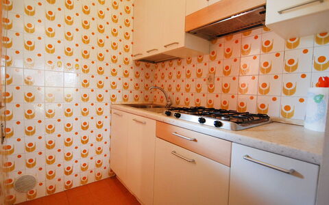 Villaggio Nautilus: Cabinetry, Bygning, Countertop, Køkken Apparat, Komfur, Orange, Indretning, Køkken, Husholdningsapparat, Hus