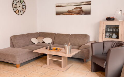 Kajüte: Brun, Bord, Couch, Møbel, Ejendom, Billedramme, Komfort, Træ, Studio Couch, Stue