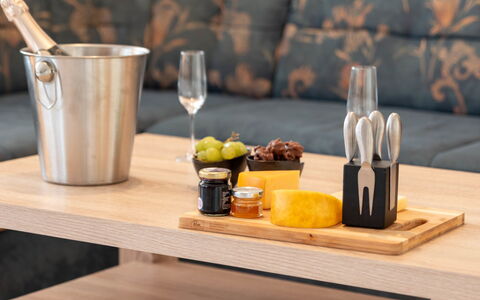 Norddeich 780: Mad, Bord, Møbel, Bordservice, Drinkware, Tallerkner, Serveware, Træ, Indretning, Ingrediens