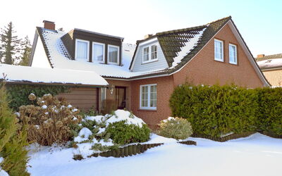 Norddeich 794: Plante, Himmel, Bygning, Sne, Vindue, Ejendom, Hus, Træ, Hældning, Sommerhus