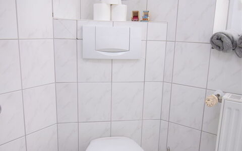Norddeich 764: Ejendom, Badeværelse, Purple, Toilet, Toiletbræt, Line, Materielle Værdier, Gulvbelægning, Kompositmateriale