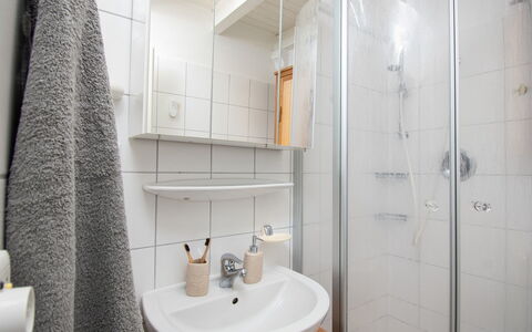 Norddeich 765: Sanitærarmatur, Tap, Håndvask, Spejl, Badeværelsesvask, Bygning, Badeværelse, Purple, Indretning