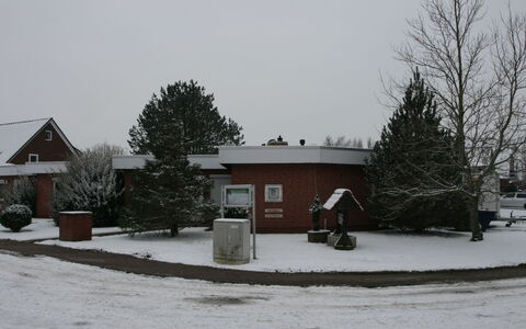 Norddeich 765: Plante, Himmel, Sne, Bygning, Træ, Vindue, Land Lot, Hus, Kvarter, Fryser