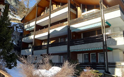 Zermatt 654: Bygning, Plante, Daytime, Ejendom, Vindue, Hvid, Himmel, Urban Design, Træ, Kvarter