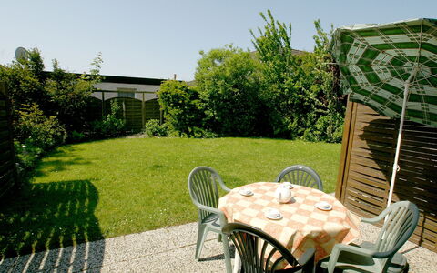 Kluntje: Plante, Himmel, Ejendom, Grøn, Stol, Skygge, Udendørs Møbler, Bygning, Indretning, Bord