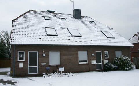 Kluntje: Himmel, Bygning, Sky, Sne, Ejendom, Vindue, Plante, Hus, Dør, Træ