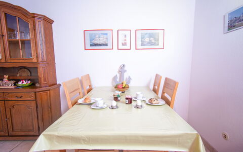 Störtebeker: Bord, Møbel, Ejendom, Cabinetry, Billedramme, Stol, Bygning, Træ, Indretning, Maling