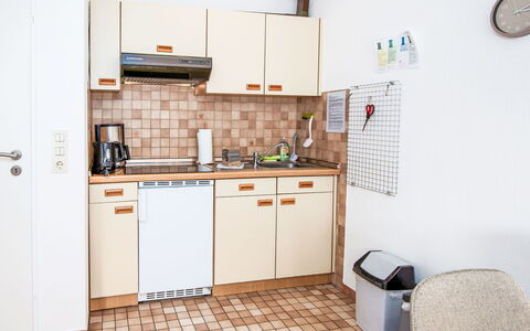 Teetied: Større Bandage, Indretning, Køkken, Køkken Apparat, Møbel, Gulvbelægning, Countertop, Etage, Cabinetry, Værelse