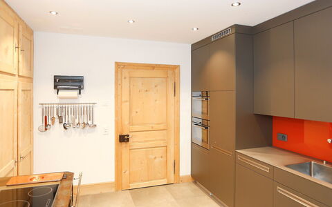 Von Capeller: Værelse, Ejendom, Møbel, Indretning, Loft, Cabinetry, Gul, Bygning, Etage, Countertop