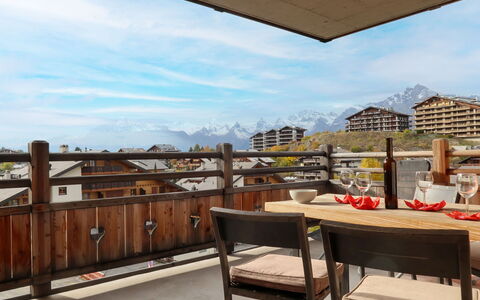 Nendaz 657: Himmel, Sky, Bord, Møbel, Ejendom, Træ, Indretning, Stol, Udendørs Møbler, Udendørs Bord