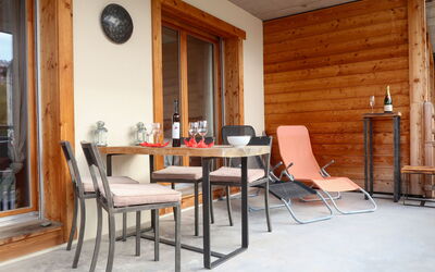 Nendaz 657: Bord, Møbel, Ejendom, Stol, Træ, Orange, Belysning, Arkitektur, Indretning, Etage