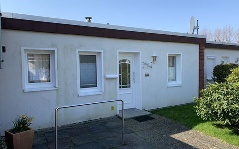 Wind: Plante, Himmel, Vindue, Bygning, Blomsterkrukke, Land Lot, Græs, Sommerhus, Hus