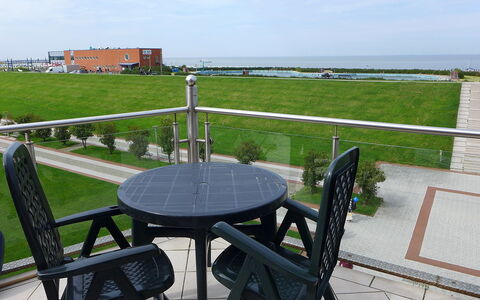 Meerblick: Himmel, Bord, Ejendom, Bygning, Stol, Sky, Udendørs Møbler, Udendørs Bord, Skygge, Græs